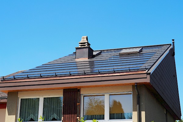 Dachsanierung mit Photovoltaikanlage / Solaranlage Region Thun